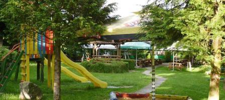 Dječje igralište, tobogan, mali zoološki vrt i dobra klopa.. Sve to nudi restoran...