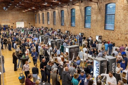 Na 4. BregFestu u Laubi u petak 24. listopada 2025.  predstavilo se više od 400 vina