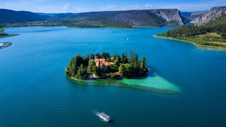 Na najljepše putovanje kroz Nacionalni park Krka krenite brodom